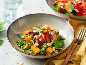 Quinoa met spinazie, cashewnoten en gepofte paprika