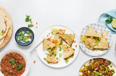 Goedgevulde quesadillas met groenten en picadillo