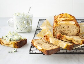 Glutenvrij appel-walnootbrood met komkommerspread