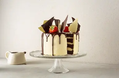 Chocolade dripcake met aardbeien