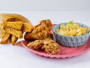 Fried Chicken Wings met aardappelsalade en Auberginefriet 