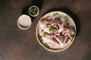 vitello tonnato op een bord