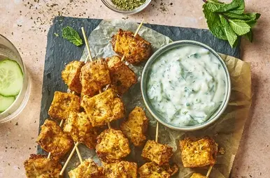 Tofu-souvlaki met vegan tzatziki op een bord