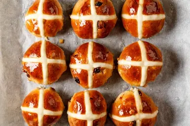 Hot cross buns op bakpapier