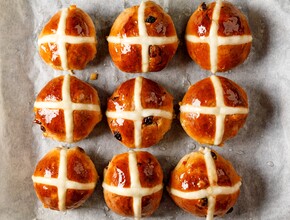 Hot cross buns op bakpapier