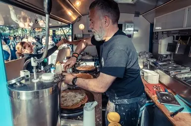 Festival TREK man in foodtruck