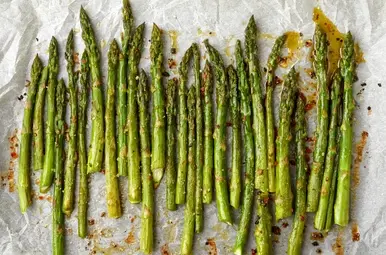 Supersimpele groene asperges uit de oven op een bakplaat
