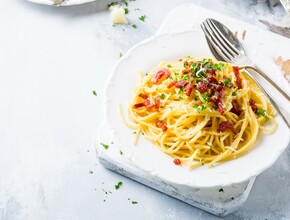 Spaghetti carbonara op een bord