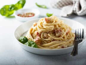 spaghetti carbonara op een bord