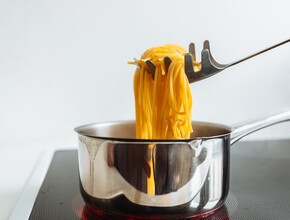spaghetti uit de pan scheppen 