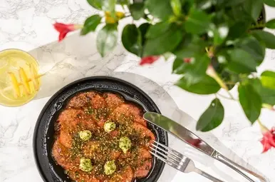 Watermeloen carpaccio op een bord