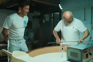 Hugo en François zijn kaas aan het maken.