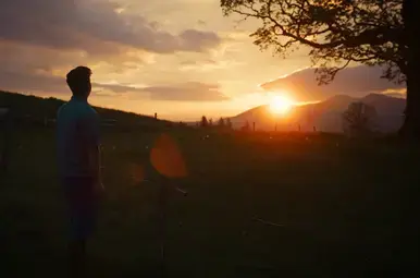 Hugo kijkt naar de zonsopkomst.