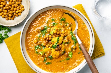 Linzensoep met krokante kikkererwten uit het programma Lekker Snel.