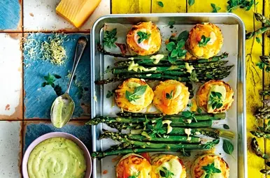 Groene asperges met boerenkaas en gepocheerde eidooier