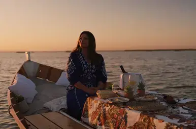 Miljuschka vaart op een boot in Valencia.