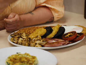 English breakfast bij Pellici's in Londen voor het programma Dish is Europe.