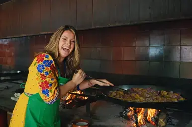 Miljuschka maakt paella bij Barraca Toni Montoliu in Valencia.