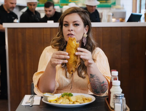 Miljuschka eet bij Rock & Sole Plaice in Londen in het programma Dish is Europe. 