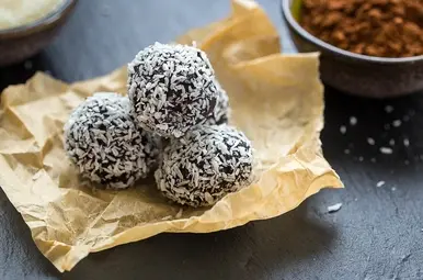 Dadelbonbons op een papiertje.