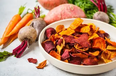 Zelfgemaakte groentechips.