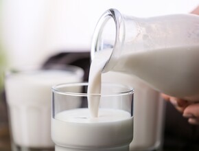 Rauwe melk dat wordt ingeschonken in een glas.