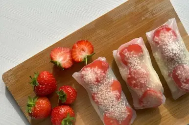 Zoete loempia gevuld met vers fruit.