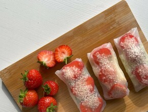 Zoete loempia gevuld met vers fruit.