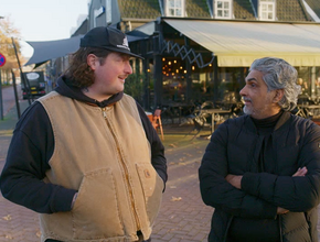 Perry en Soenil lopen buiten