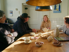 Aan de koffie in het huis van Vincent van Gogh