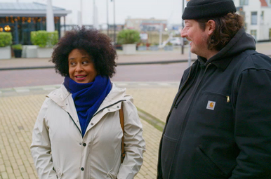 Perry en Tania staan voor het restaurant