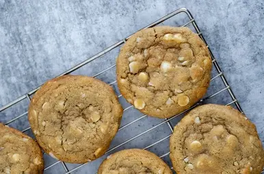 witte chocolade macadamia koeken op rooster