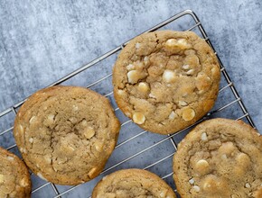 witte chocolade macadamia koeken op rooster