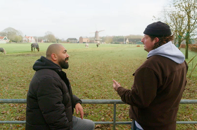 Perry en Sjaak bij de paarden