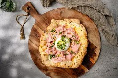 Pizza met mortadella en burrata