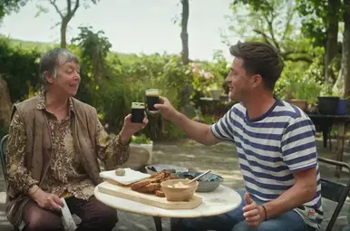 Hugo zit aan tafel en proost 