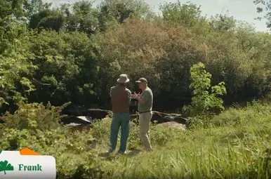 Hugo staat met Frank bij de rivier.