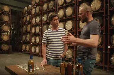 Hugo staat bij een tafel voor een whisky proeverij