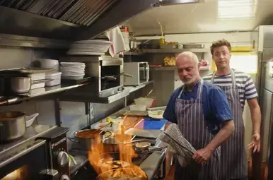 Hugo staat in de keuken