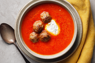 Klassieke, verse tomatensoep