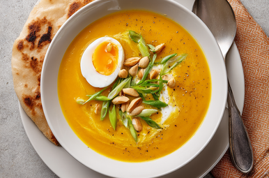 Pompoen-pindasoep met ei