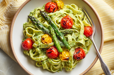 Tagliatelle met zelfgemaakte pesto en groene asperges