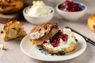 RZK scones met lemoncurd en frambozenjam