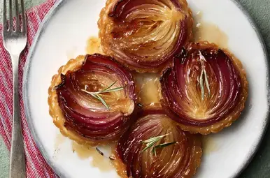 uien tarte tatin op een bordje
