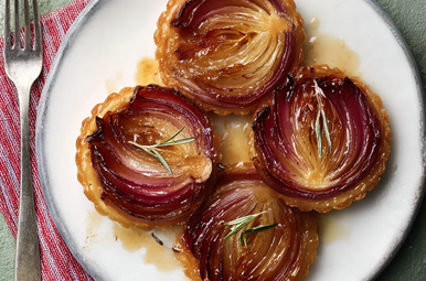 uien tarte tatin op een bordje