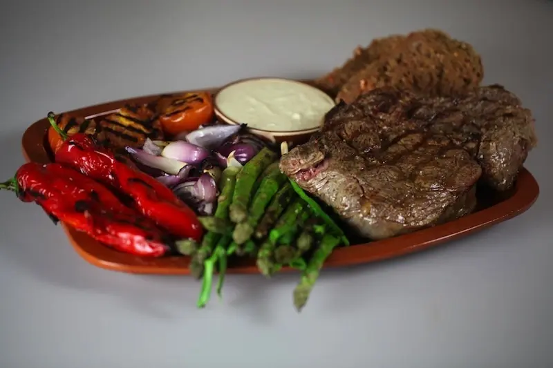 Côte de boeufs met gegrilde groente en amandelaïoli