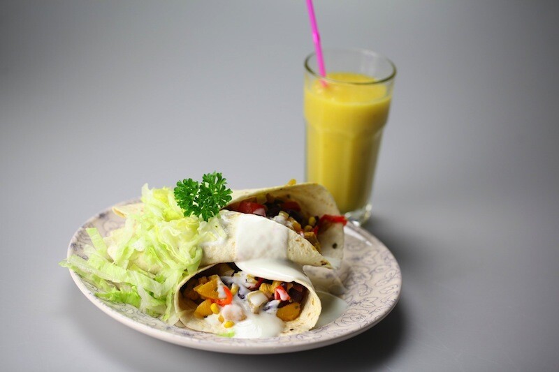 Kerrie kip wraps met exotisch drankje Recept 24Kitchen