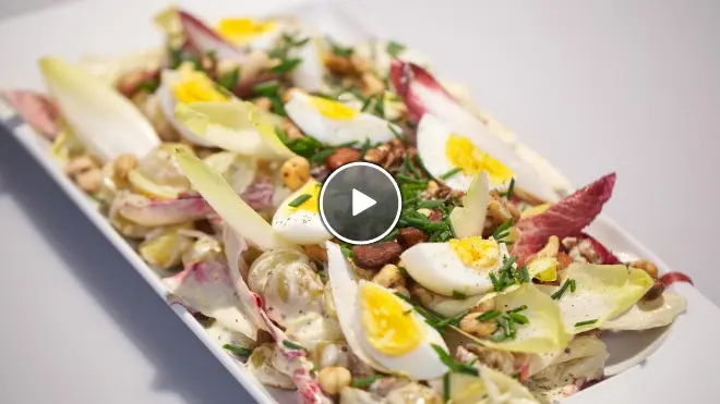 Franse aardappel-witlof noten salade