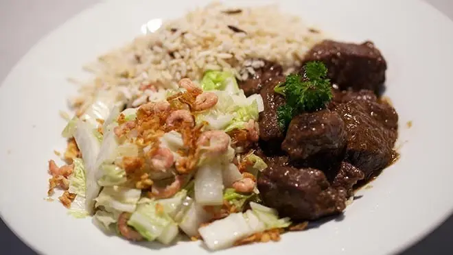 Dendeng terik (gekruid rundvlees met kokosmelk) & gebakken Chinese kool