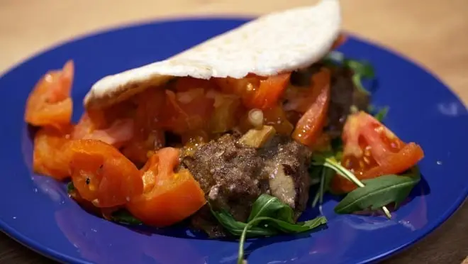 Portobello-hamburgers met gebakken vleestomaat